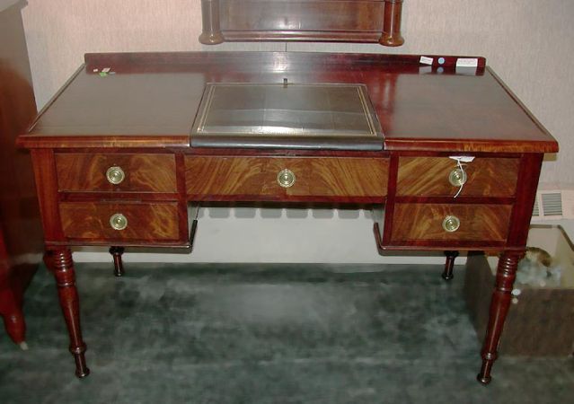 Lot image - Restauration Mahogany Desk