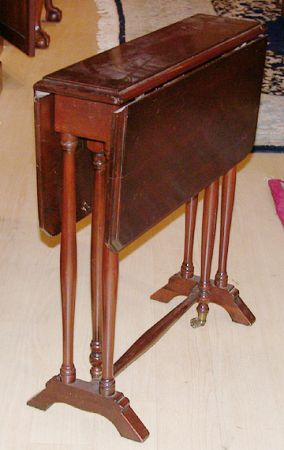 Lot image - Georgian Style Mahogany Drop-Leaf Table