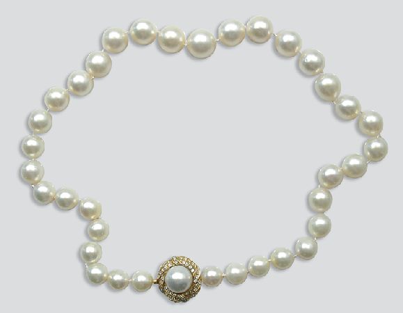 Lot image - Cultured Pearl Necklace with Mabe Pearl and Diamond Clasp
