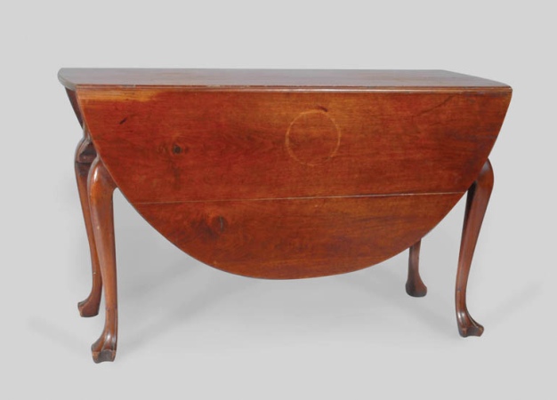 Lot image - Queen Anne Walnut Drop-Leaf Table