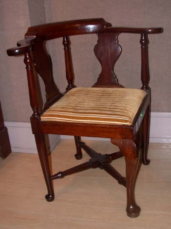 Lot image - Queen Anne Mahogany Corner Chair