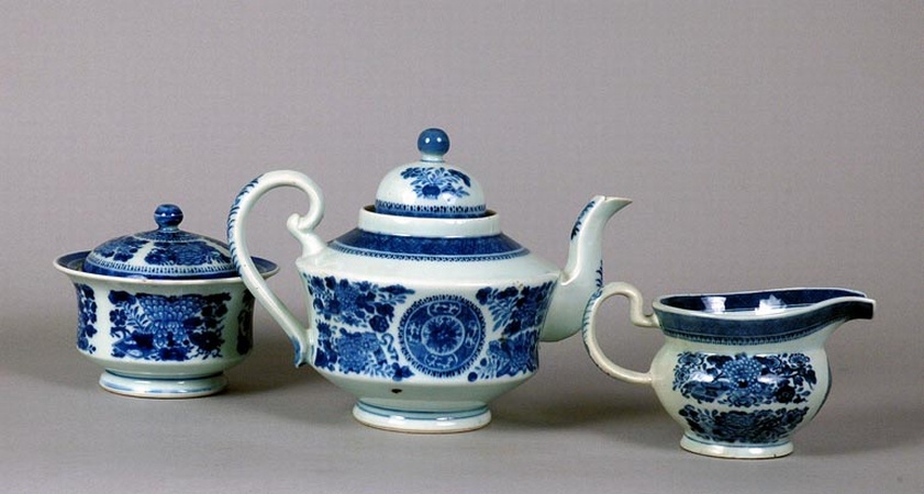 Lot image - Three Chinese Export Porcelain Blue Items