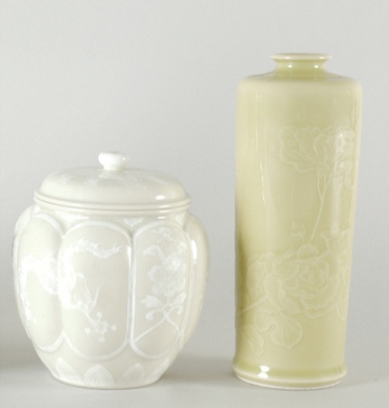 Lot image - Two Japanese Porcelain Articles