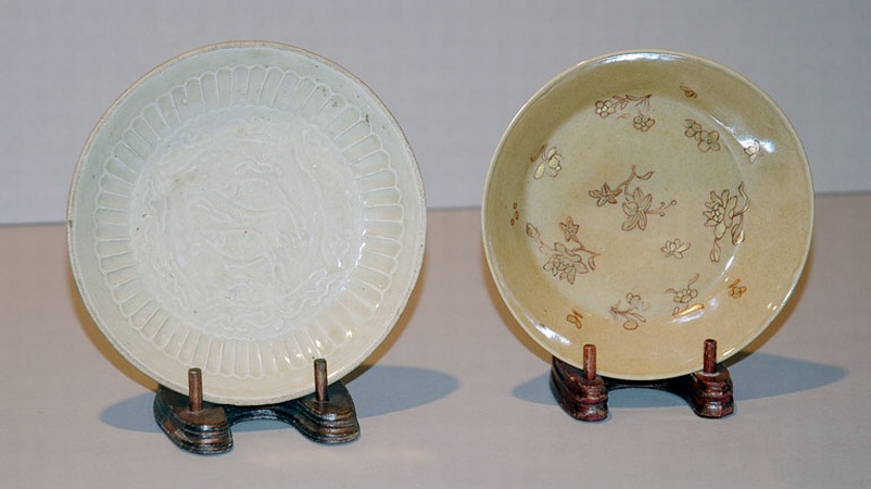 Lot image - Two Chinese Ceramic Shallow Dishes