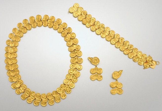 Lot image - Suite of Gold Scroll Jewelry