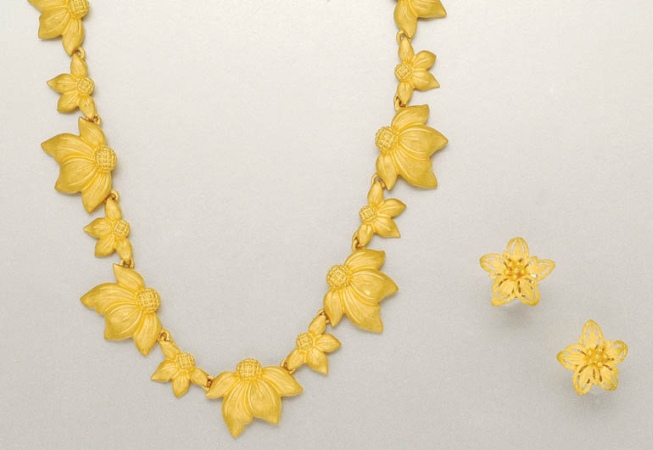 Lot image - Gold Necklace and Pair of Earrings