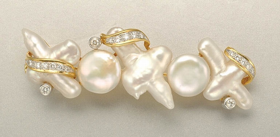 Lot image - Gold, Freshwater Pearl and Diamond Hugs and Kisses Pendant Brooch