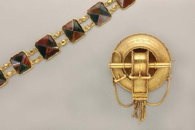 Lot image - Antique Gold and Scottish Agate Bracelet and Gold Brooch