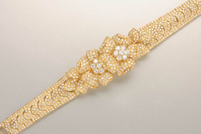 Lot image - Gold and Diamond Flower Bracelet