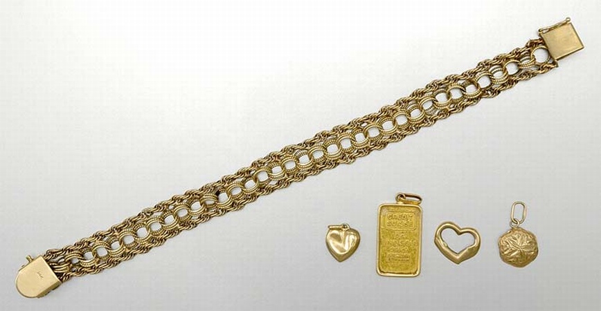 Lot image - Group of Gold Jewely and Fragments