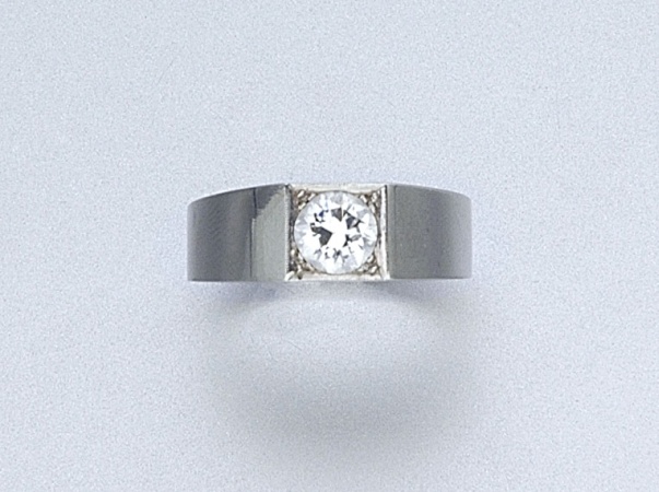 Lot image - Gentlemans White Gold and Diamond Ring