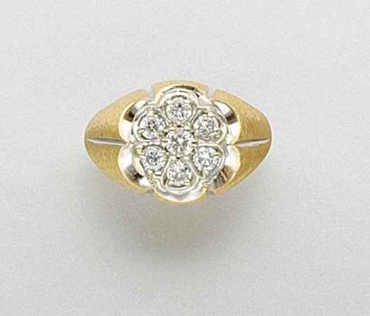 Lot image - Gentlemans Gold and Diamond Cluster Ring