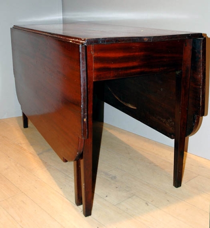 Lot image - Georgian Style Mahogany Drop-Leaf Table