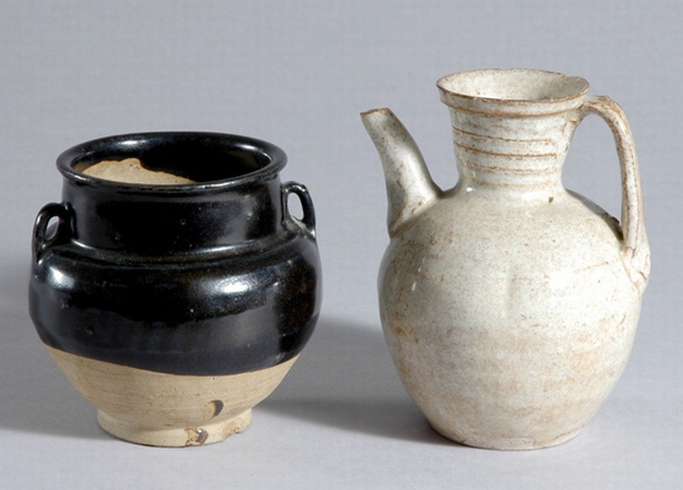 Lot image - Two Chinese Ceramic Articles