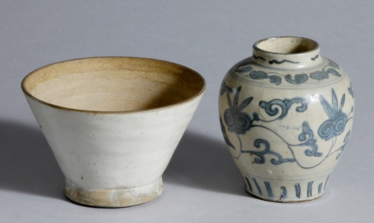 Lot image - Two Chinese Ceramic Articles