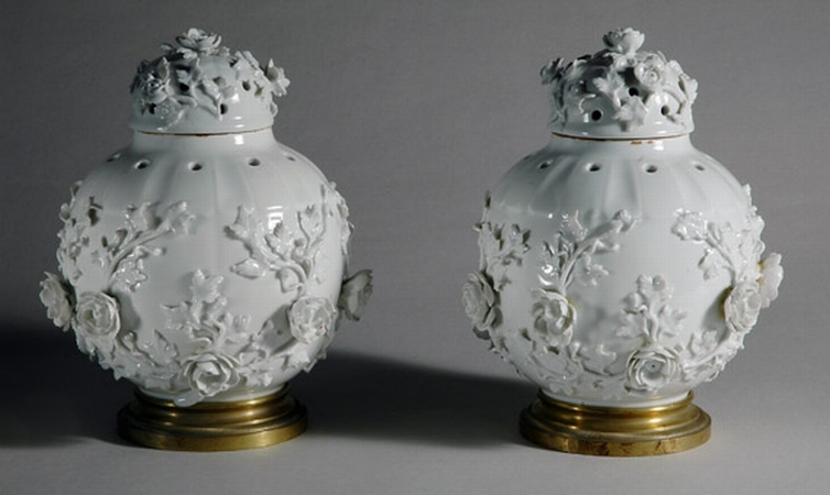 Lot image - Pair of Paris Porcelain Covered Potpourris