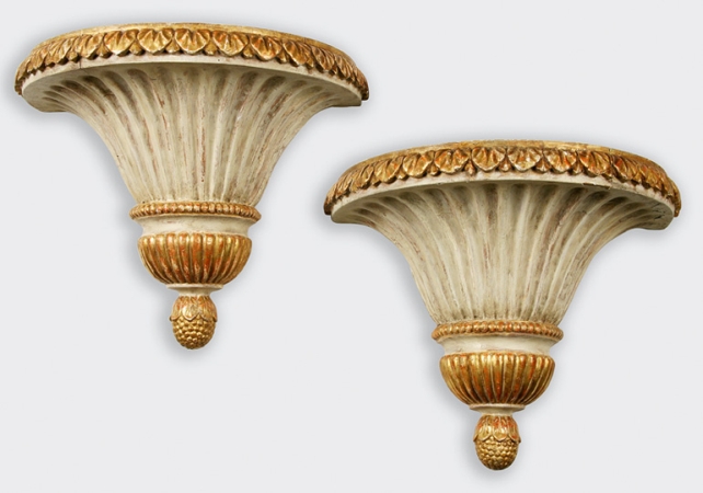 Lot image - Pair of English Painted and Parcel Gilt Brackets