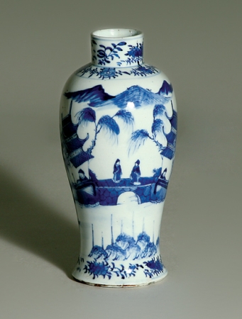 Lot image - Chinese Export Blue and White Porcelain Vase
