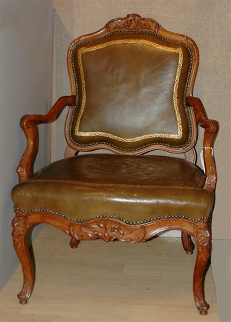Lot image - Louis XV Walnut Fauteuil a la Reine