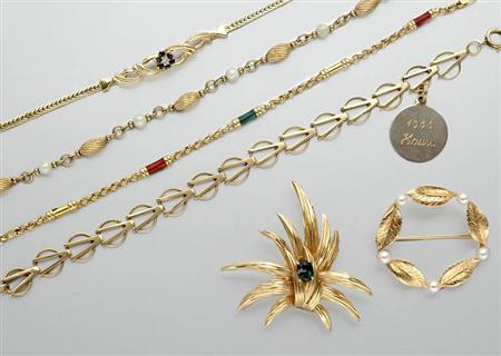 Lot image - Group of Jewelry