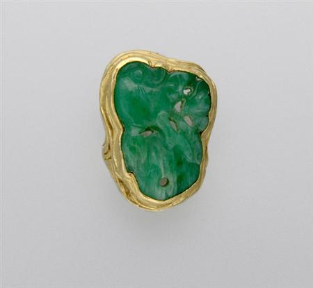 Lot image - Gold and Carved Jade Ring