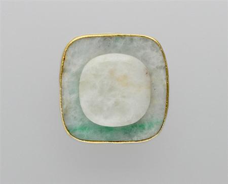 Lot image - Gold and Jade Ring