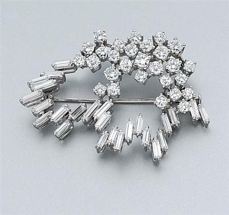 Lot image - Diamond Pendant-Brooch