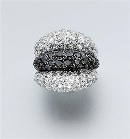 Lot image - Diamond and Black Diamond Bombe Ring