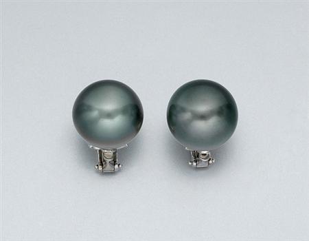Lot image - Pair of Black Cultured Pearl Earclips