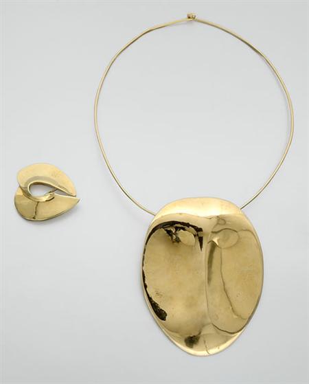 Lot image - Gold Wire Choker with Pendant and Brooch