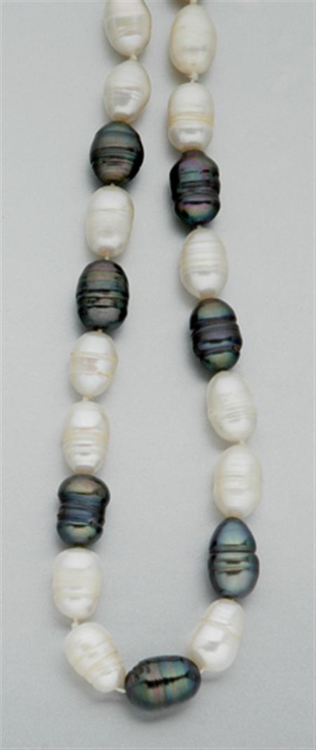Lot image - Dyed Black and White Biwa Pearl Necklace