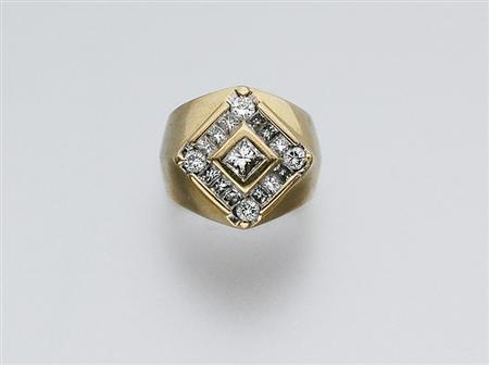 Lot image - Gentlemans Gold and Diamond Ring