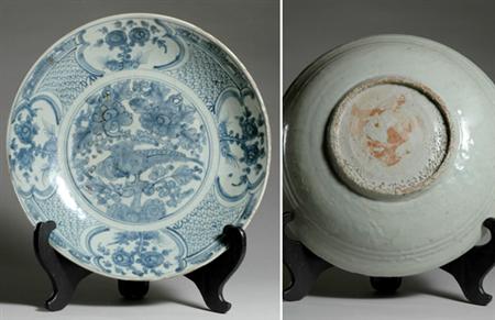 Lot image - Chinese Blue and White Glazed Porcelain Dish