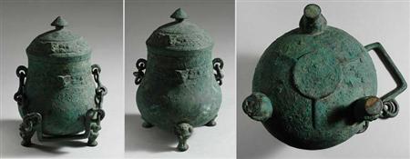 Lot image - Chinese Archaic Bronze Covered Vessel