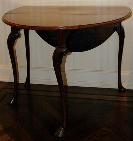 Lot image - George II Mahogany Drop-Leaf Table