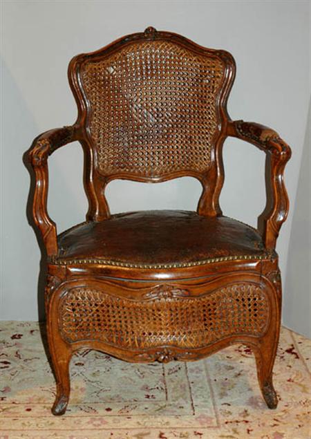 Lot image - Louis XV Walnut Chaise Percee