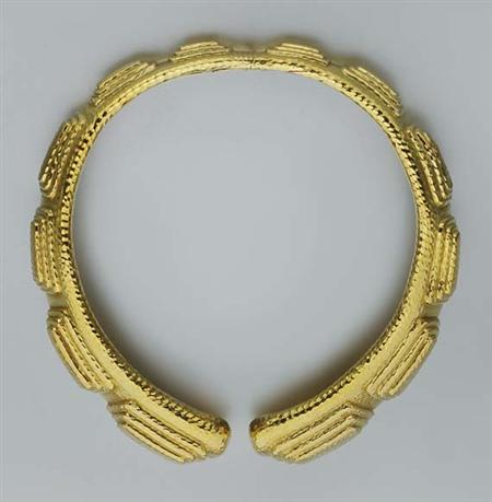 Lot image - Hammered Gold Choker Necklace