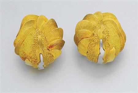 Lot image - Pair of Gold and Platinum Earclips