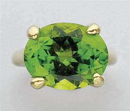 Lot image - Gold and Peridot Ring