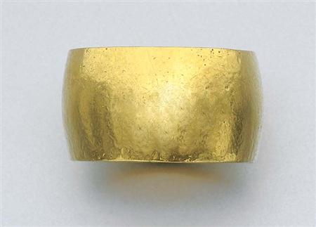 Lot image - Gentlemans Hammered Gold Band Ring