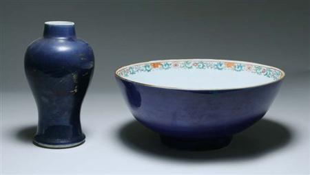 Lot image - Chinese Export Porcelain Center Bowl