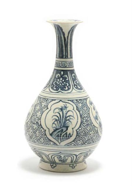 Lot image - Annamese Blue and White Bottle Vase