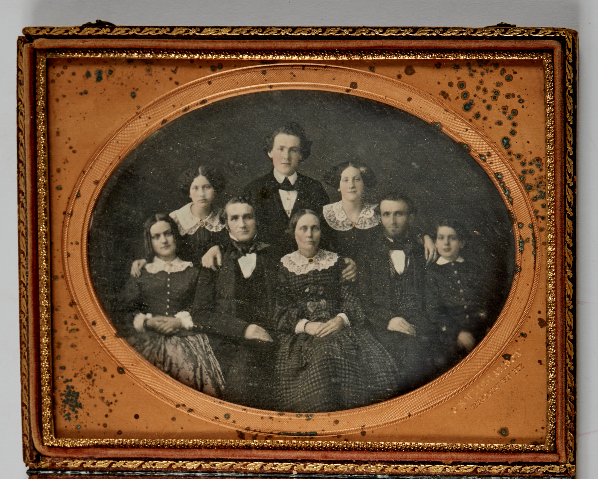 Lot image - [DAGUERREOTYPE-PORTRAIT]  Oval family portrait.