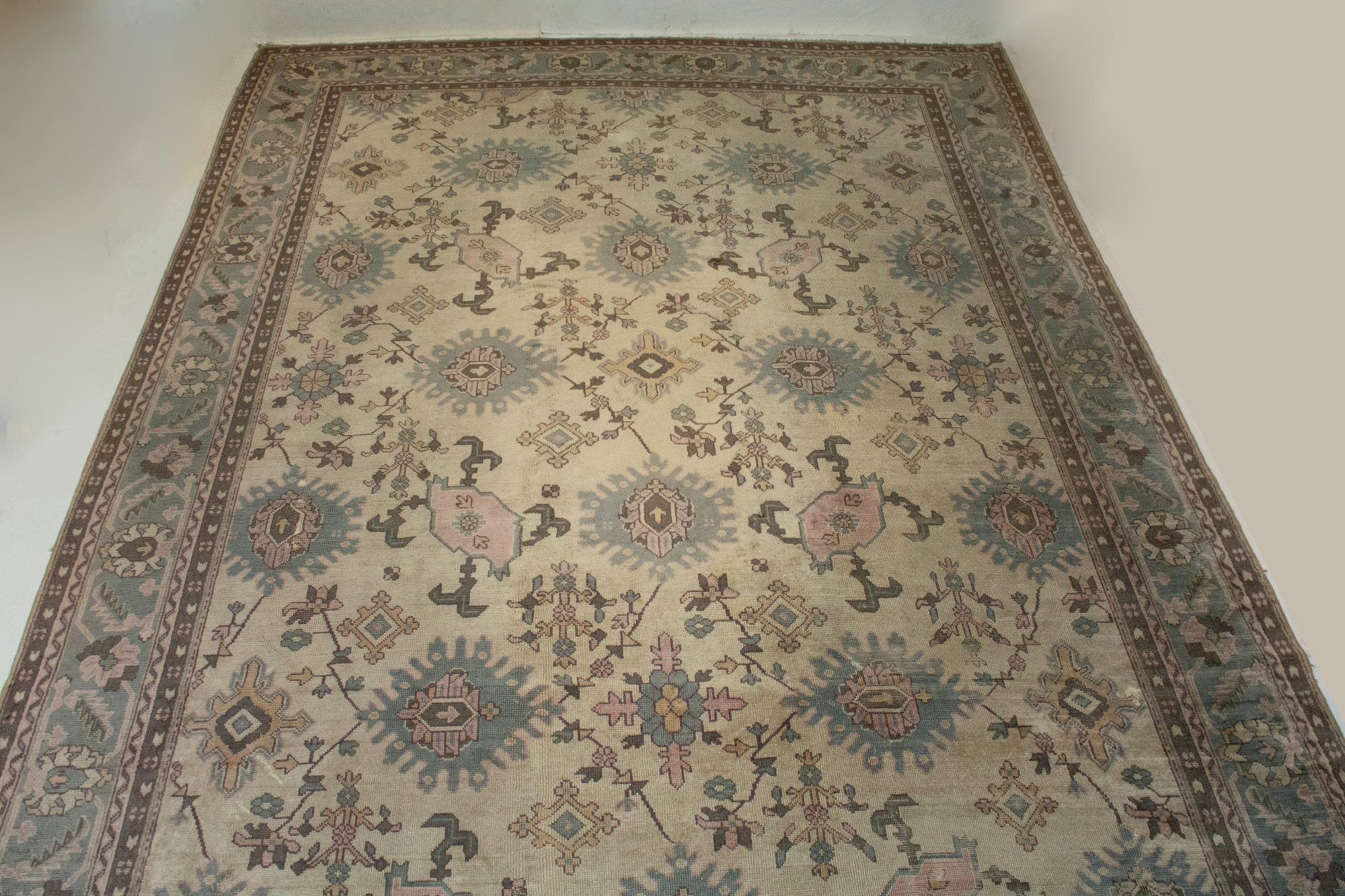 Lot image - Oushak Carpet