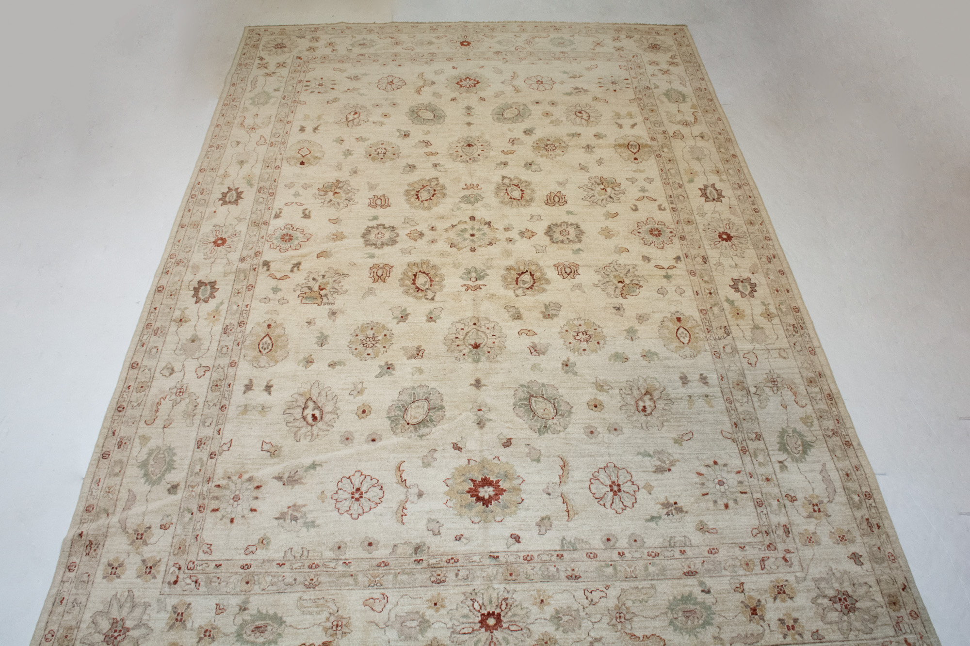Lot image - Mahal-Style Carpet