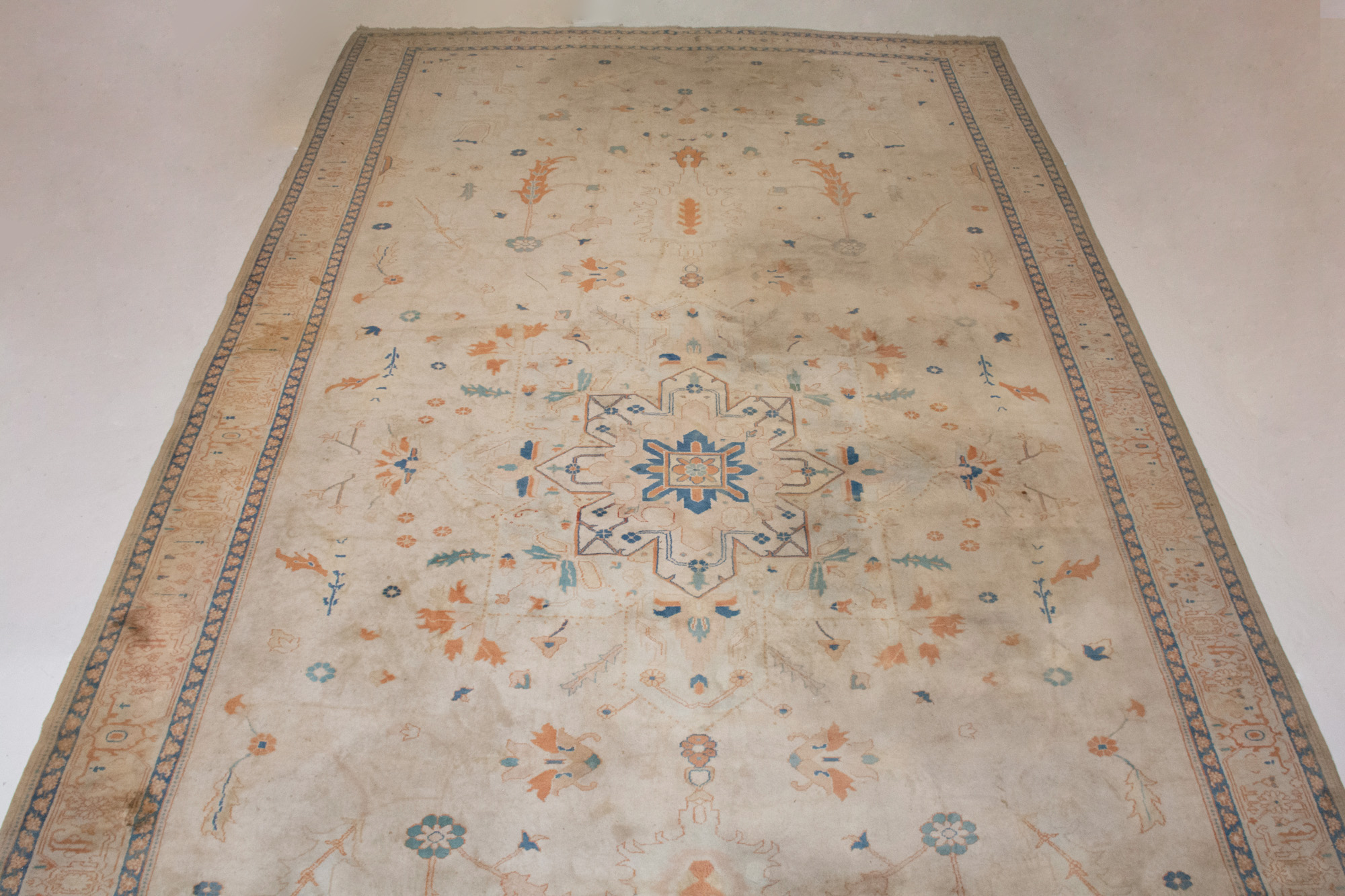 Lot image - Oushak Carpet