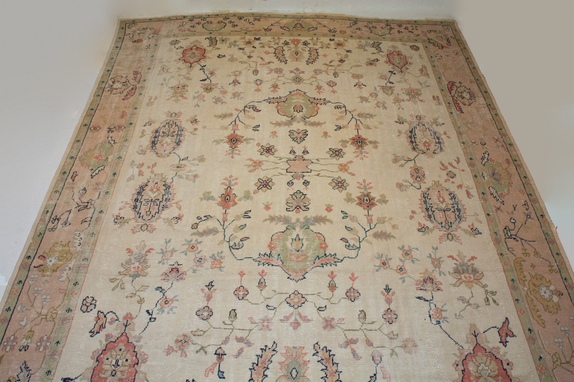 Lot image - Ghiordes Carpet