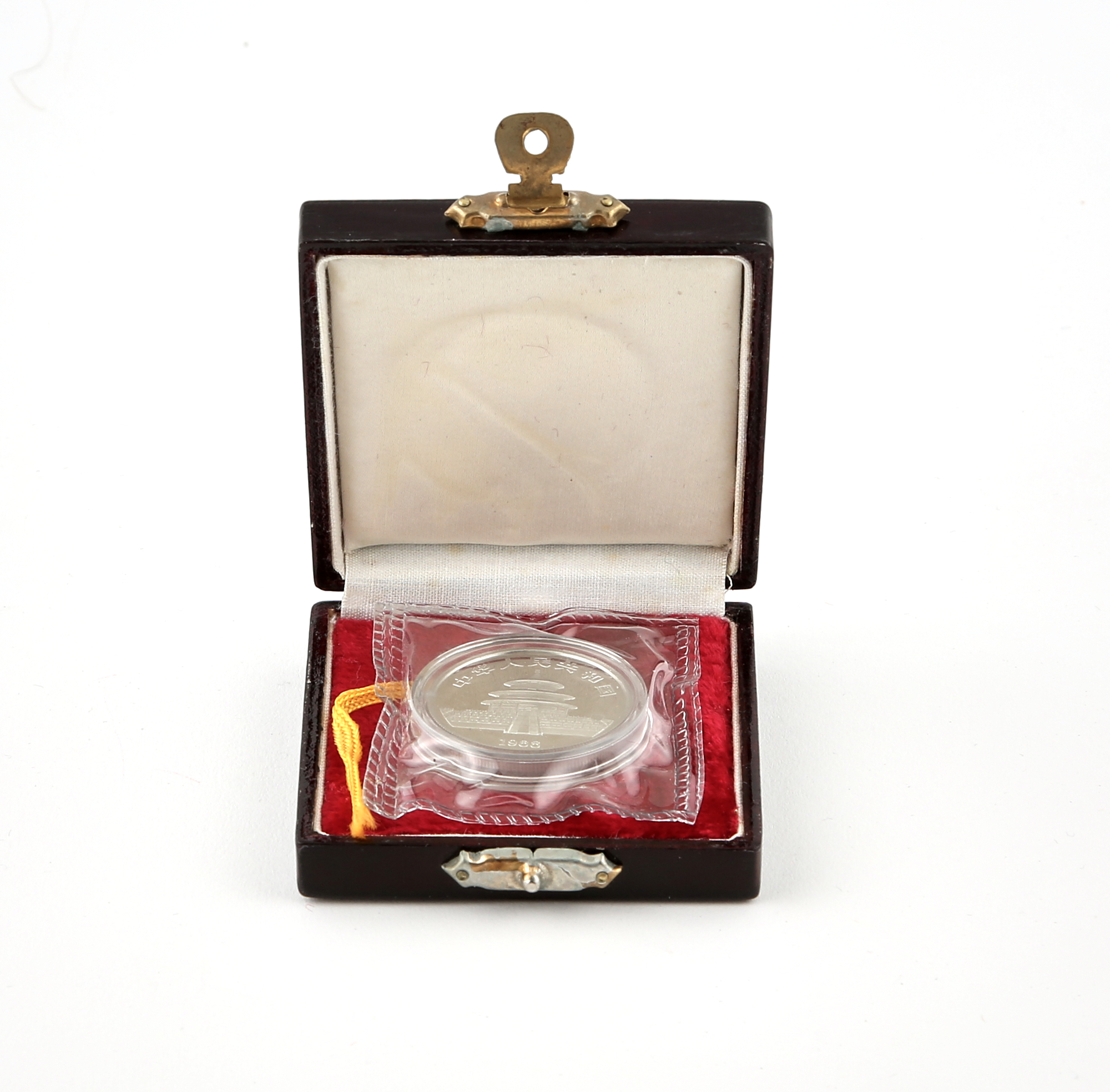 Lot image - China 1988 Lunar Year of the Dragon 100 Yuan Platinum Proof  Y# 197