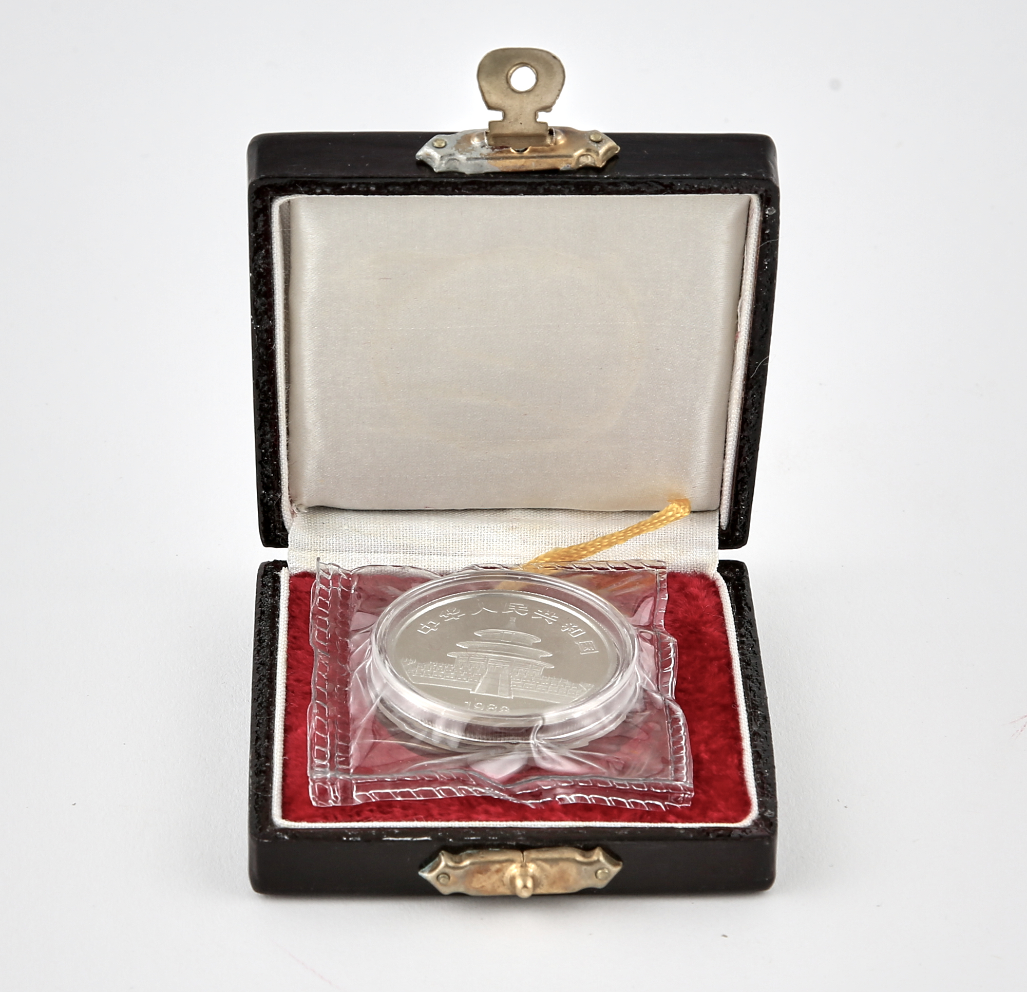 Lot image - China 1988 Lunar Year of the Dragon 100 Yuan Platinum Proof  Y# 197