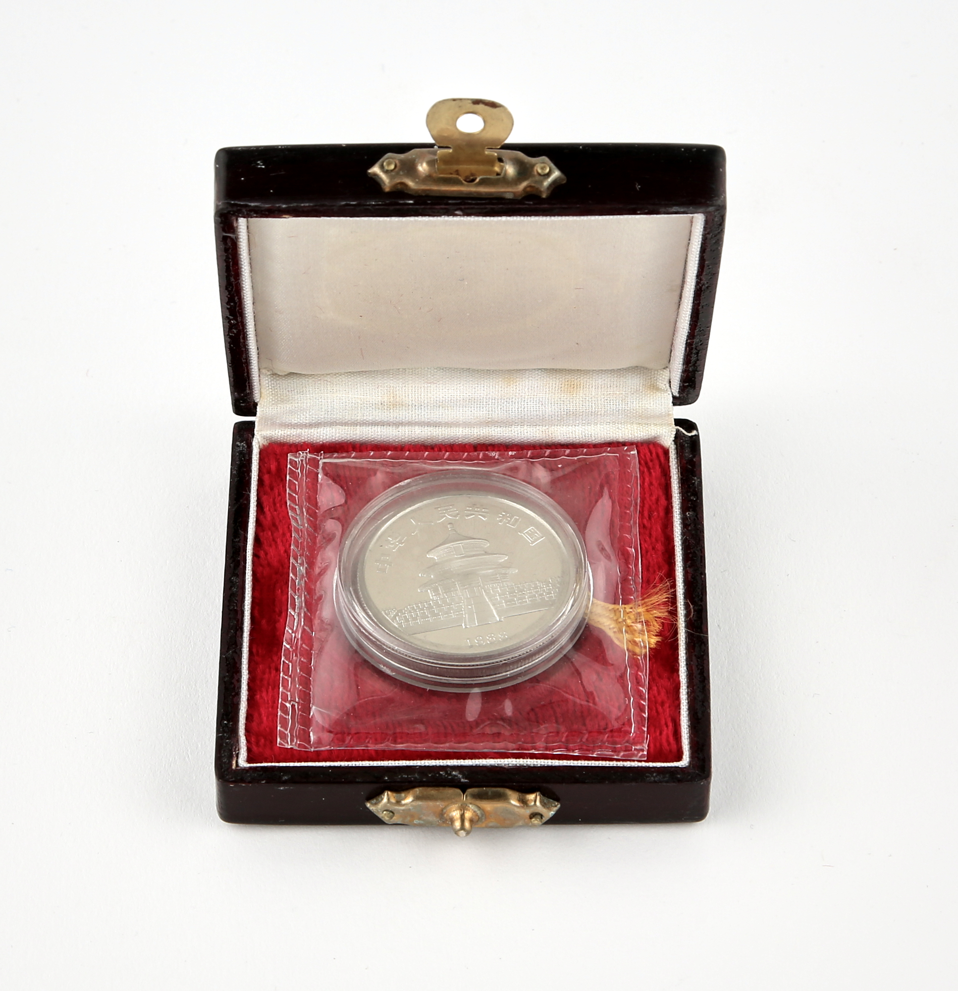 Lot image - China 1988 Lunar Year of the Dragon 100 Yuan Platinum Proof Y# 197